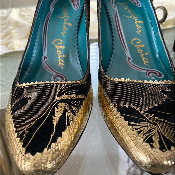 Black and gold designer shoes. - Picture 2 of 5